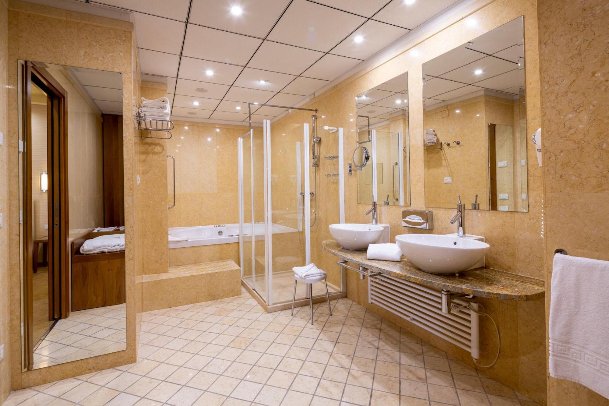 Crowne Plaza Padova By Ihg Hotel Bagian luar foto